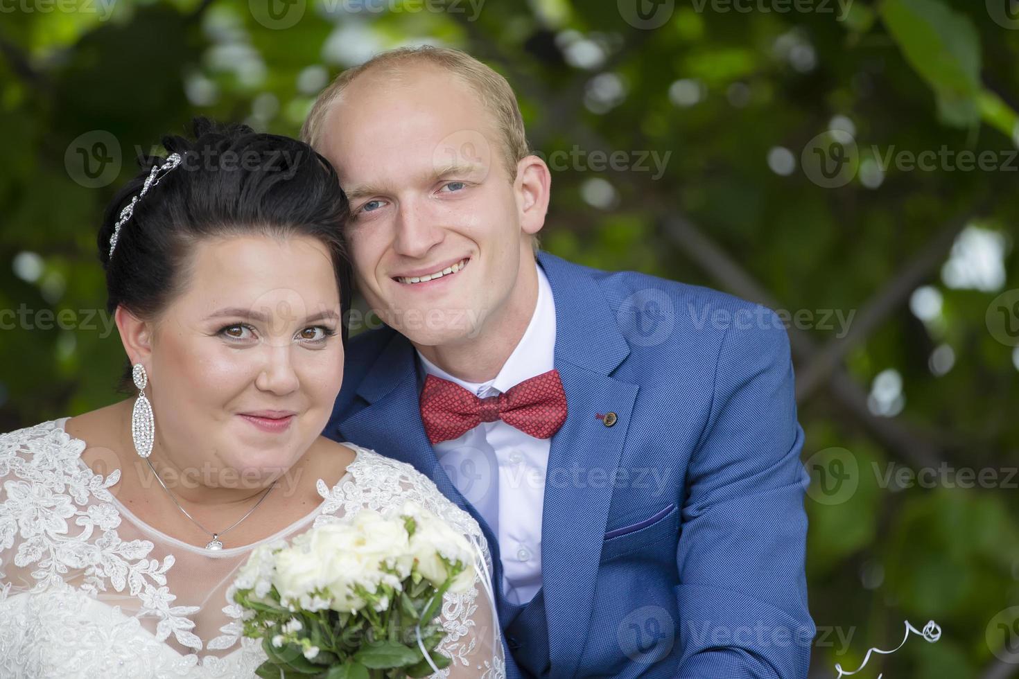 bruiloft portret van dik bruid en bruidegom. foto