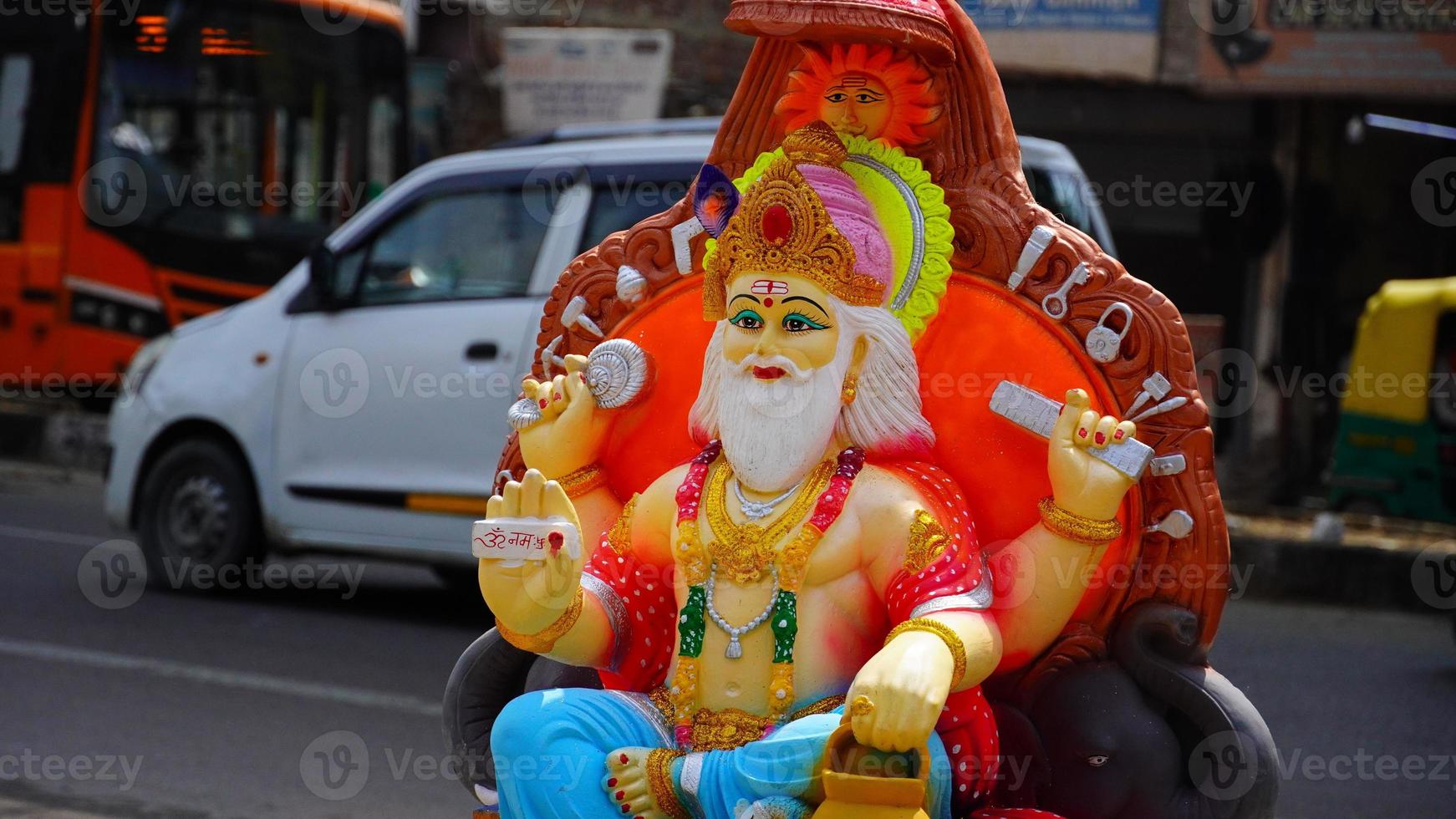 kleurrijk afgod gemaakt van heer vishwakarma foto