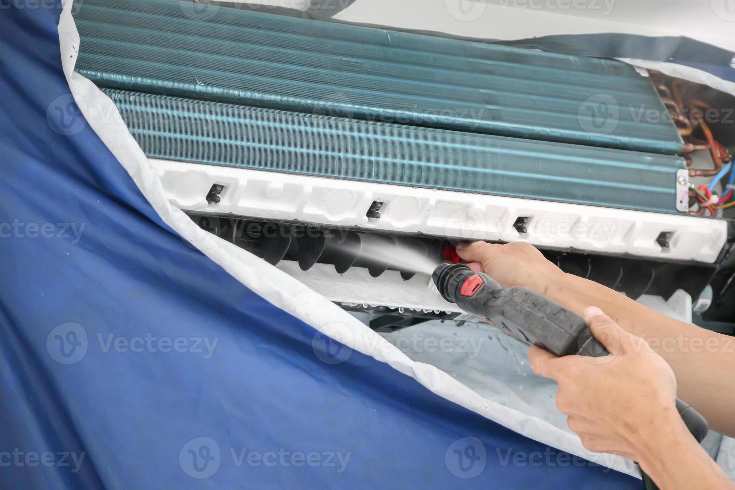 lucht conditioning schoonmaak onderhoud met water verstuiven foto