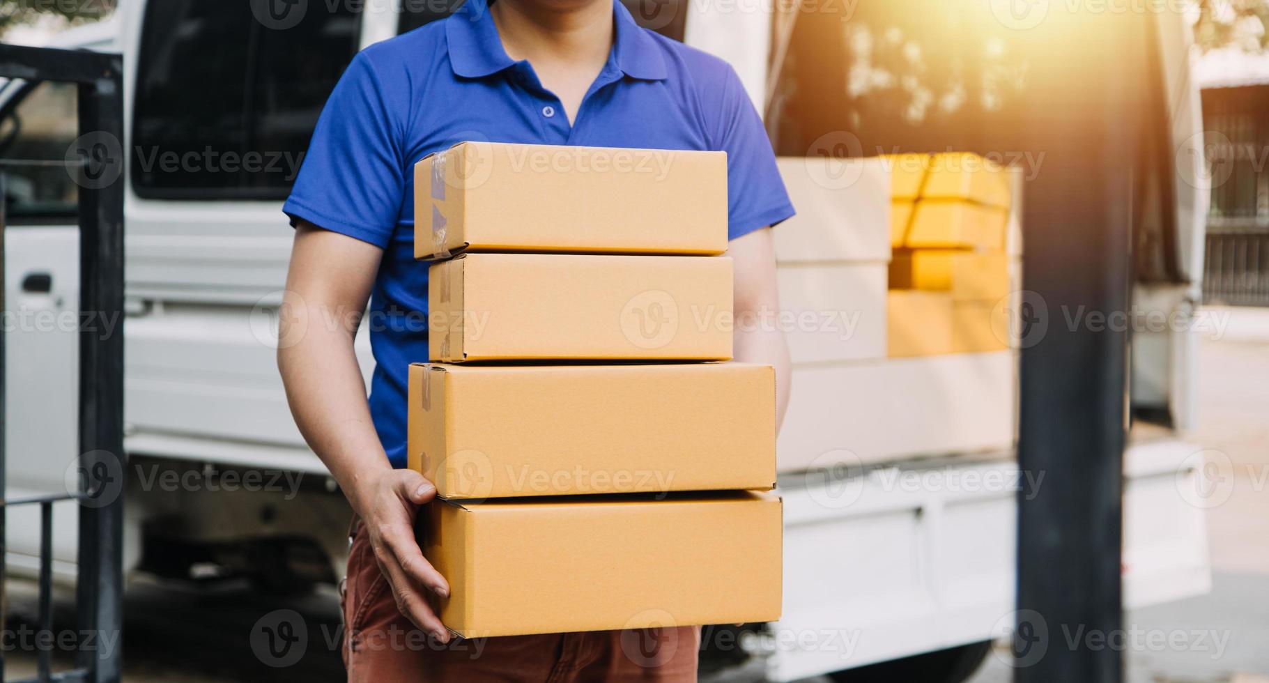 levering Mens met beschermend masker en handschoenen leveren pakketten gedurende vergrendeling en pandemisch en Holding mobiel contactloos betaling machine foto