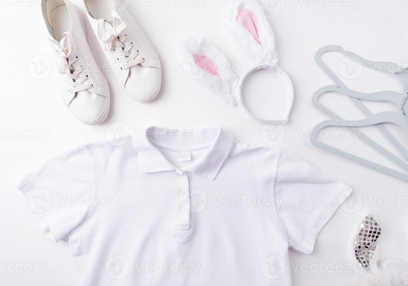 wit polo overhemd en konijn oren voor mockup ontwerp foto