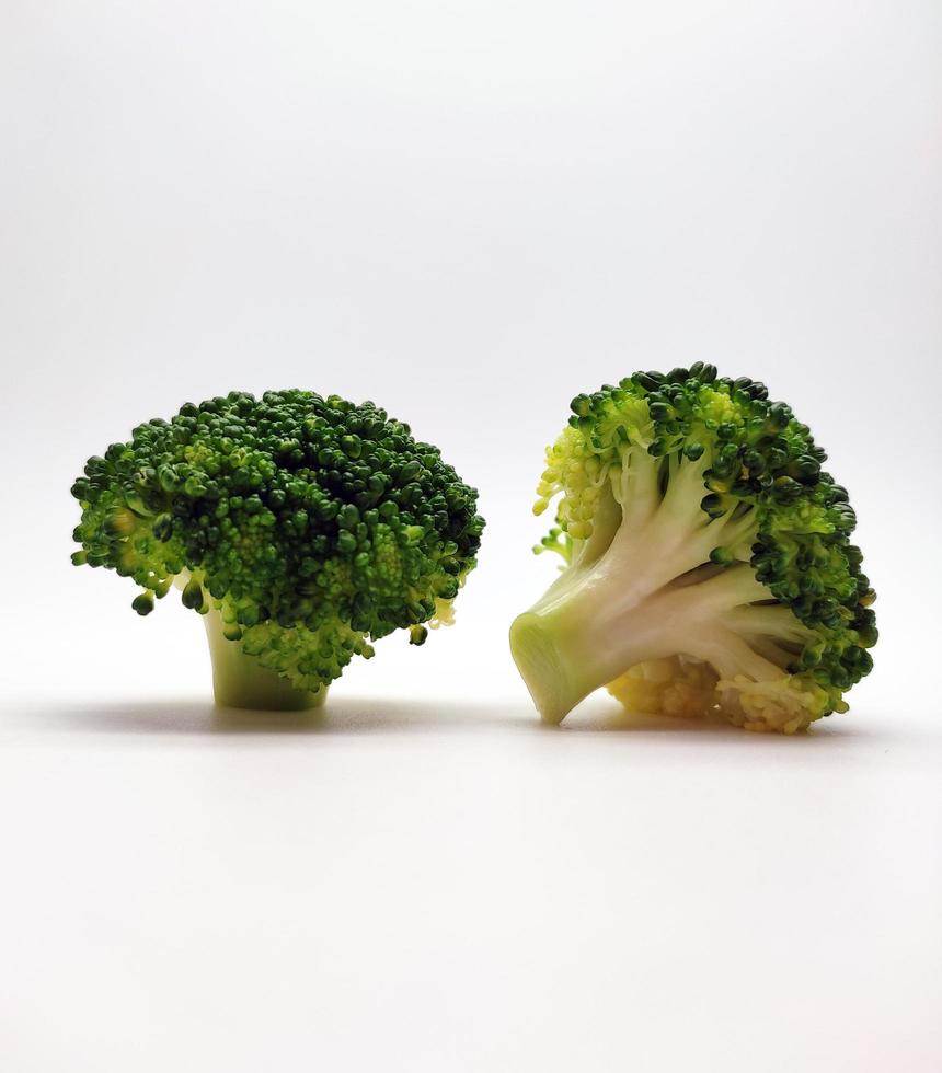 broccoli verzameling. verschillend zijden van groen vers broccoli. geïsoleerd Aan wit achtergrond foto