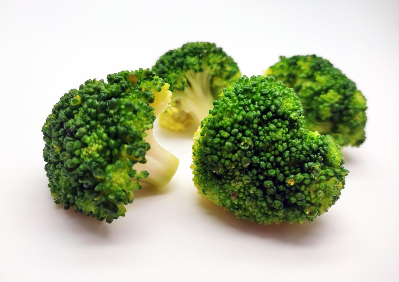 broccoli verzameling. verschillend zijden van groen vers broccoli. geïsoleerd Aan wit achtergrond foto