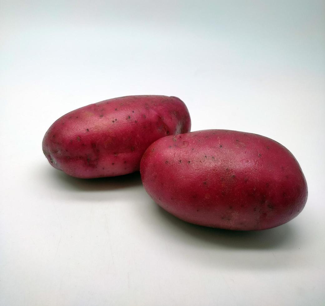 rood aardappel, geïsoleerd Aan wit achtergrond foto