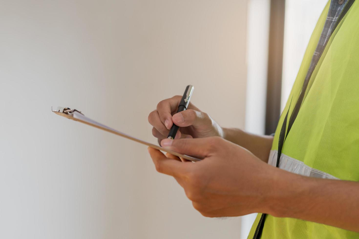 gebouw inspectie, aannemer Aziatisch jong Mens, mannetje inspecteren huis, gereconstrueerd bouw, vernieuwing of controleren defect, voordat af hebben overhandigen het over- naar cliënt. bouwkunde arbeider, kopiëren ruimte. foto