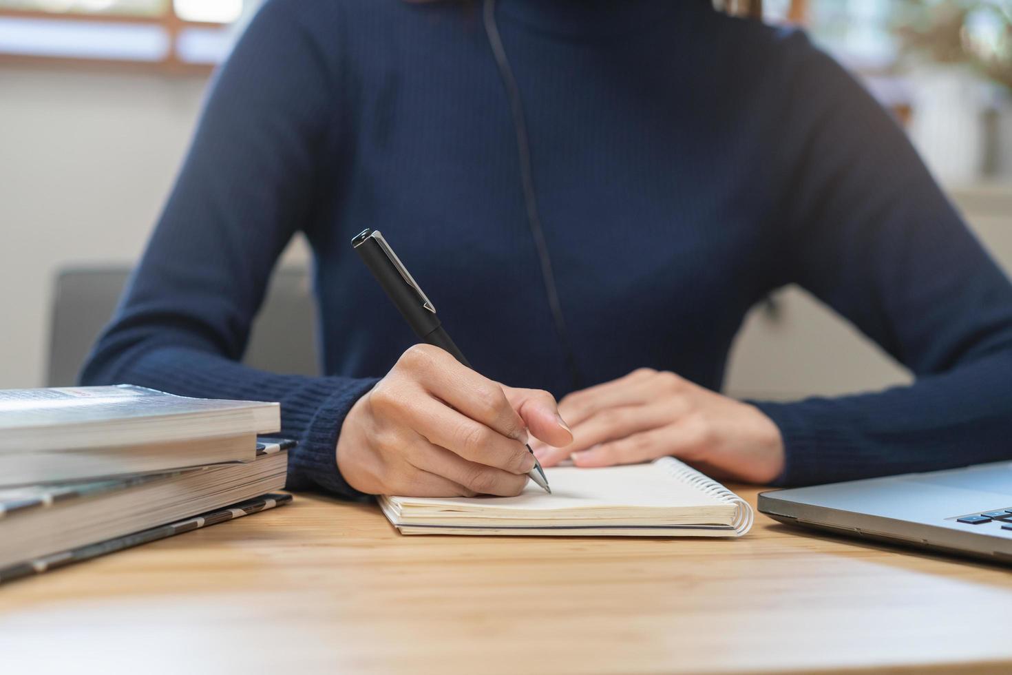 dichtbij omhoog hand- van hoog school- leerling vrouw aan het studeren, aan het leren online academisch les in Universiteit bibliotheek gebruik makend van de laptop computer, concept van onderwijs. foto