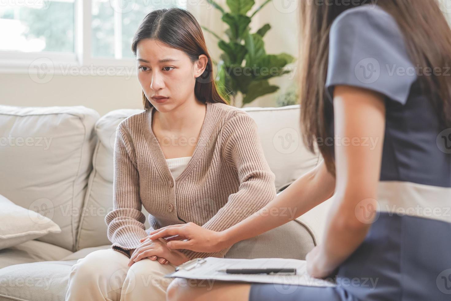 psychologie, depressie. verdrietig, lijden Aziatisch jong vrouw, overleg plegen met psycholoog, psychiater terwijl geduldig begeleiding mentaal probleem met dokter Bij kliniek. bemoedigend, therapie, Gezondheid zorg. foto