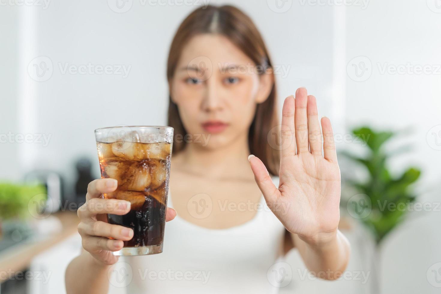 voorkomen, limieten zoet suiker, Aziatisch jong vrouw, meisje Duwen hou op, ontkennen een glas van verkoudheid cola zacht drinken Frisdrank, sprankelend water met ijs door haar hand. Gezondheid zorg, gezond eetpatroon levensstijl concept. foto