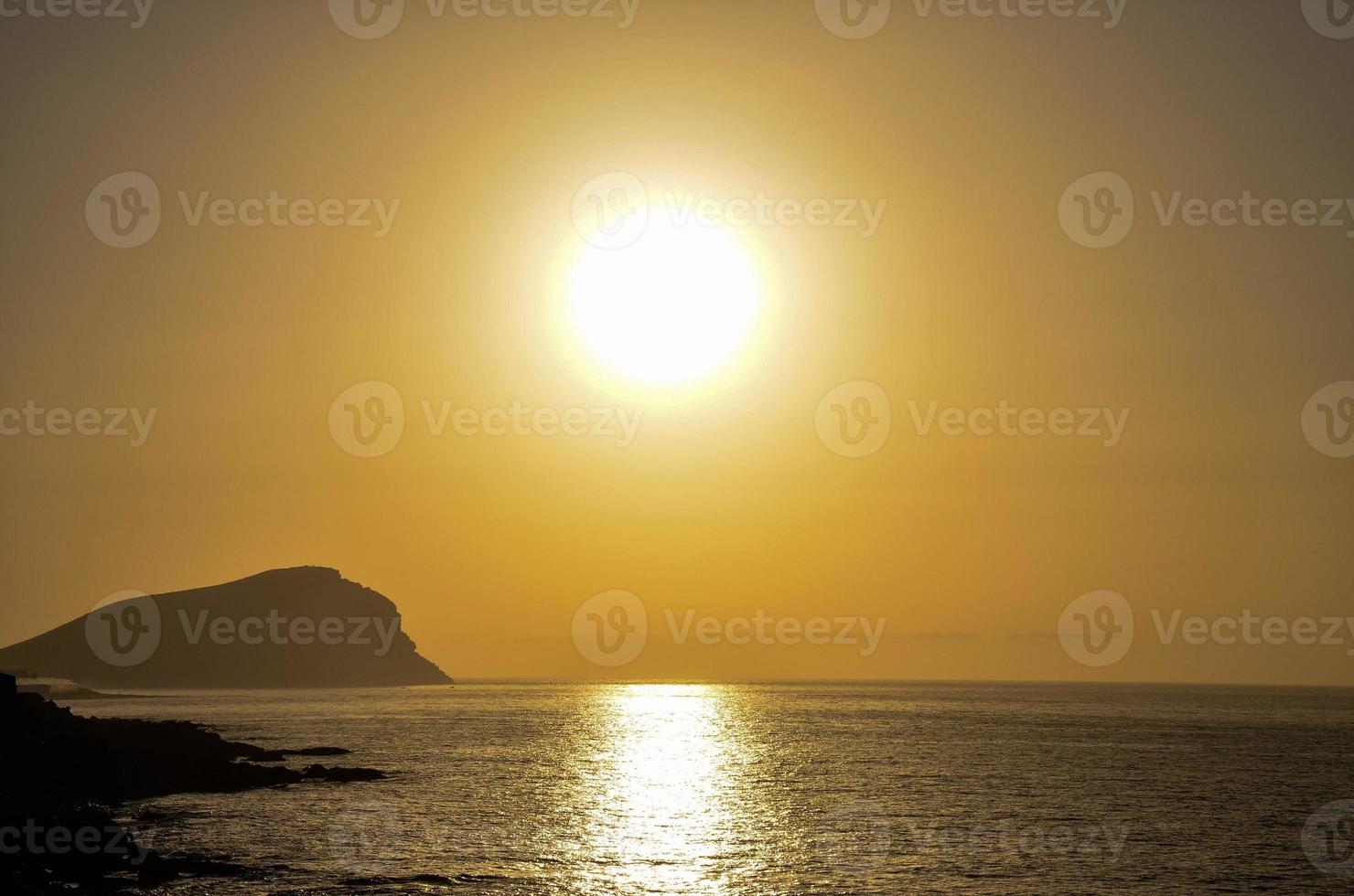 zonsondergang over de zee foto