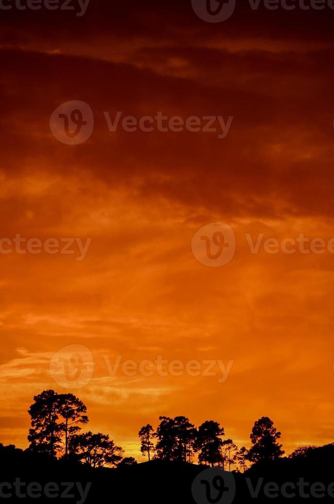 kleurrijk lucht Bij zonsondergang foto