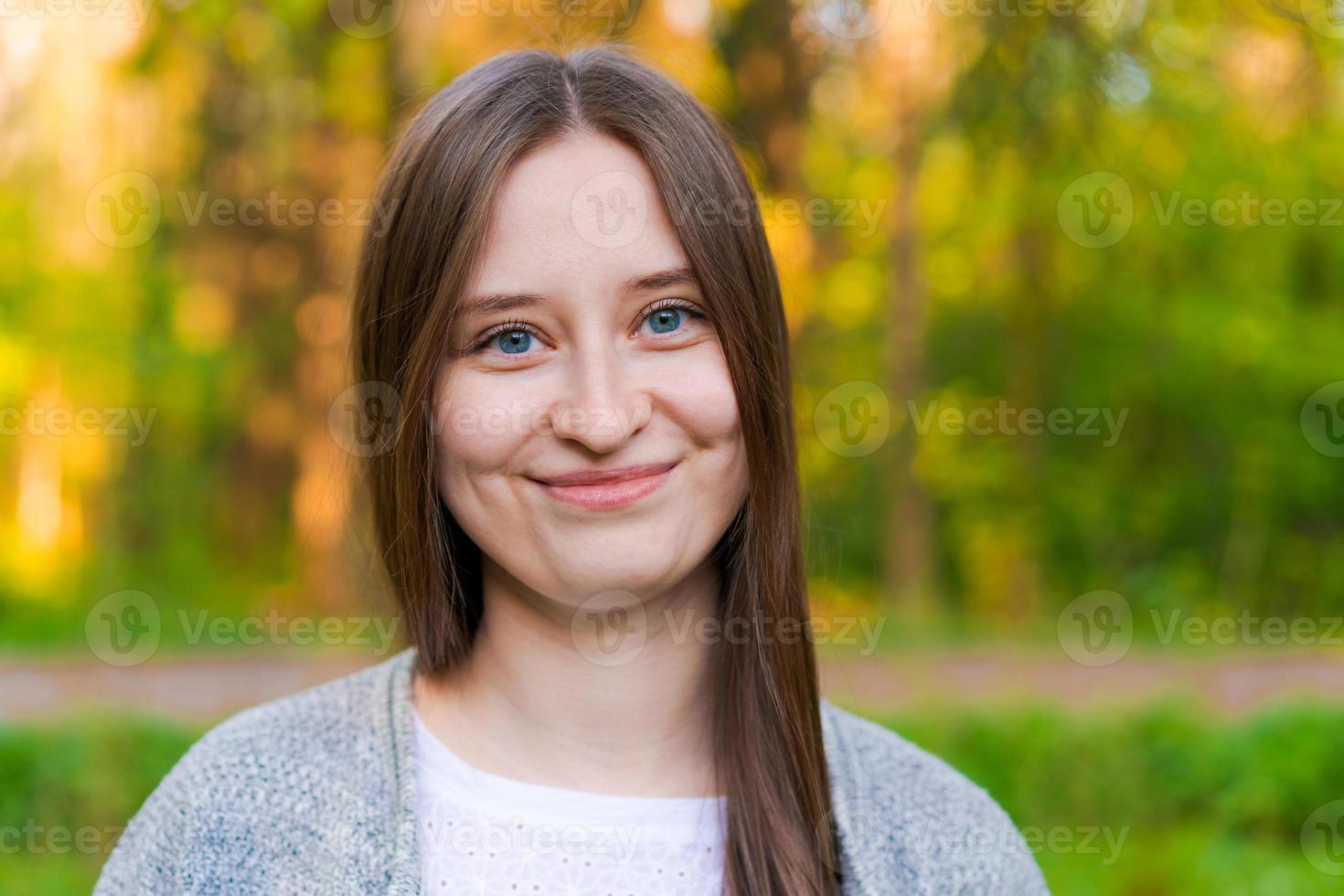 jong mooi elegant glimlachen vrouw hebben pret in stad park, lang haar- foto