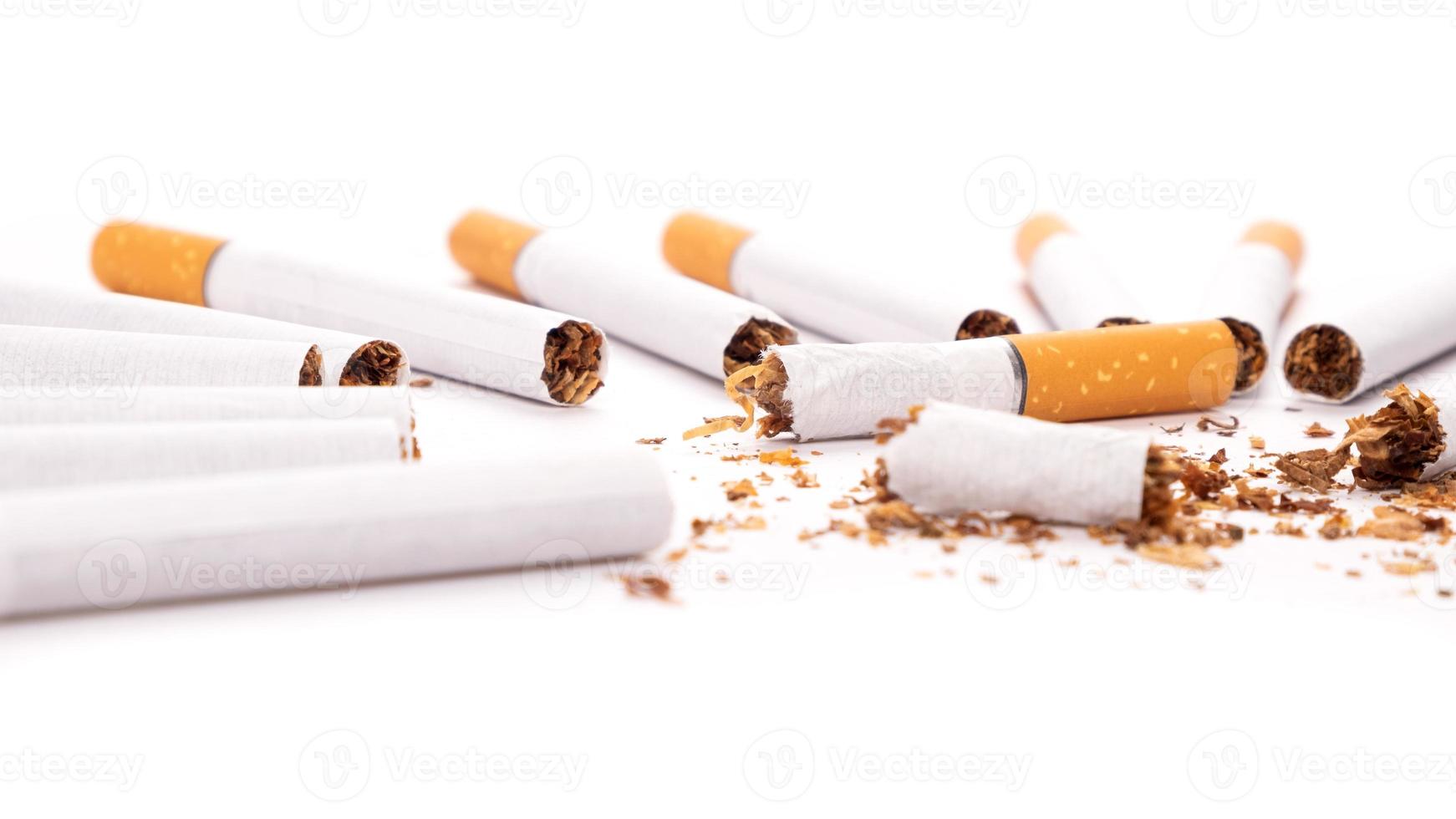 gebroken sigaretten op een witte achtergrond foto