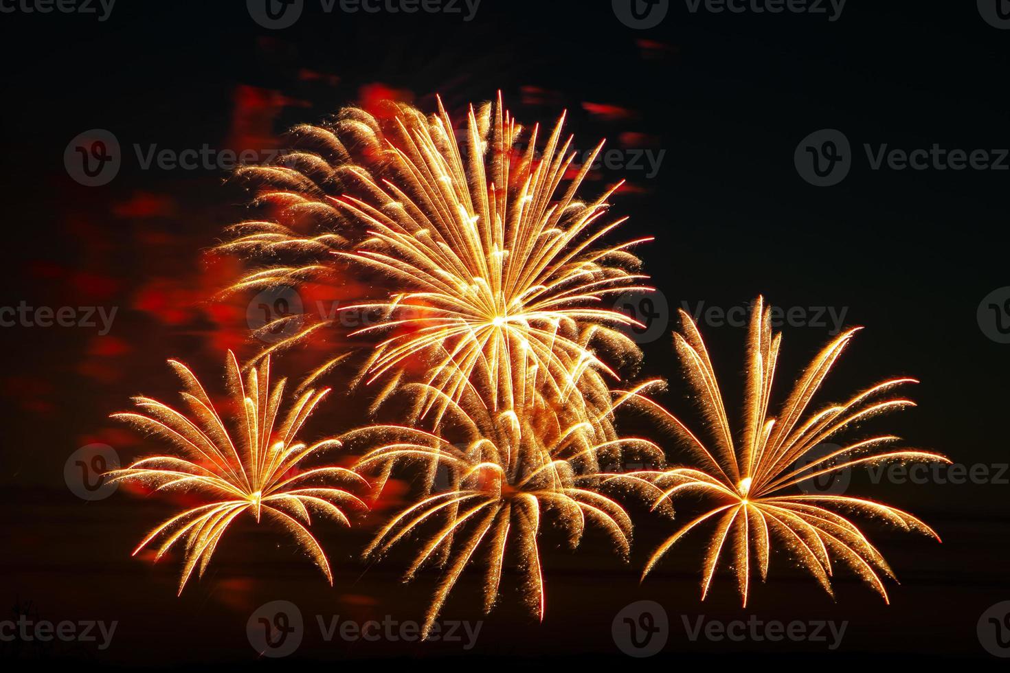 helder vuurwerk op een feestelijke avond. gekleurde lichten in de donkere lucht voor een vakantie. foto