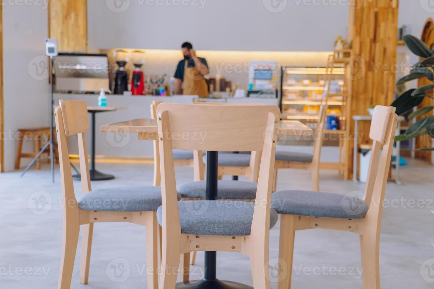 koffie winkels met tafels zijn leeg door middag. foto