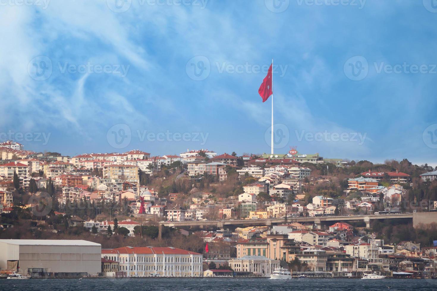 stad gebouwen en Turks vlag tegen lucht. foto