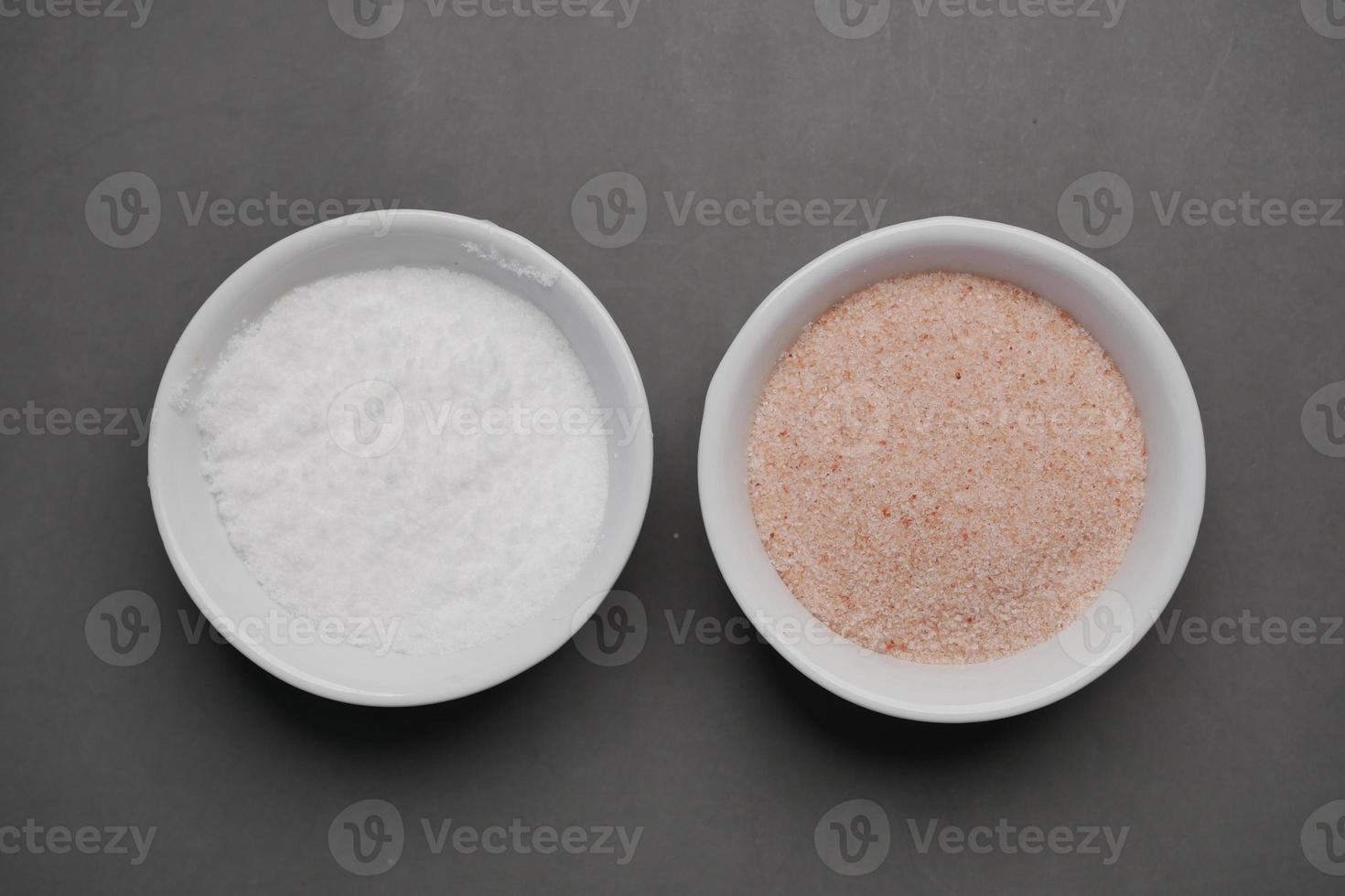 vergelijken rauw droog roze himalayan zout met wit zout foto