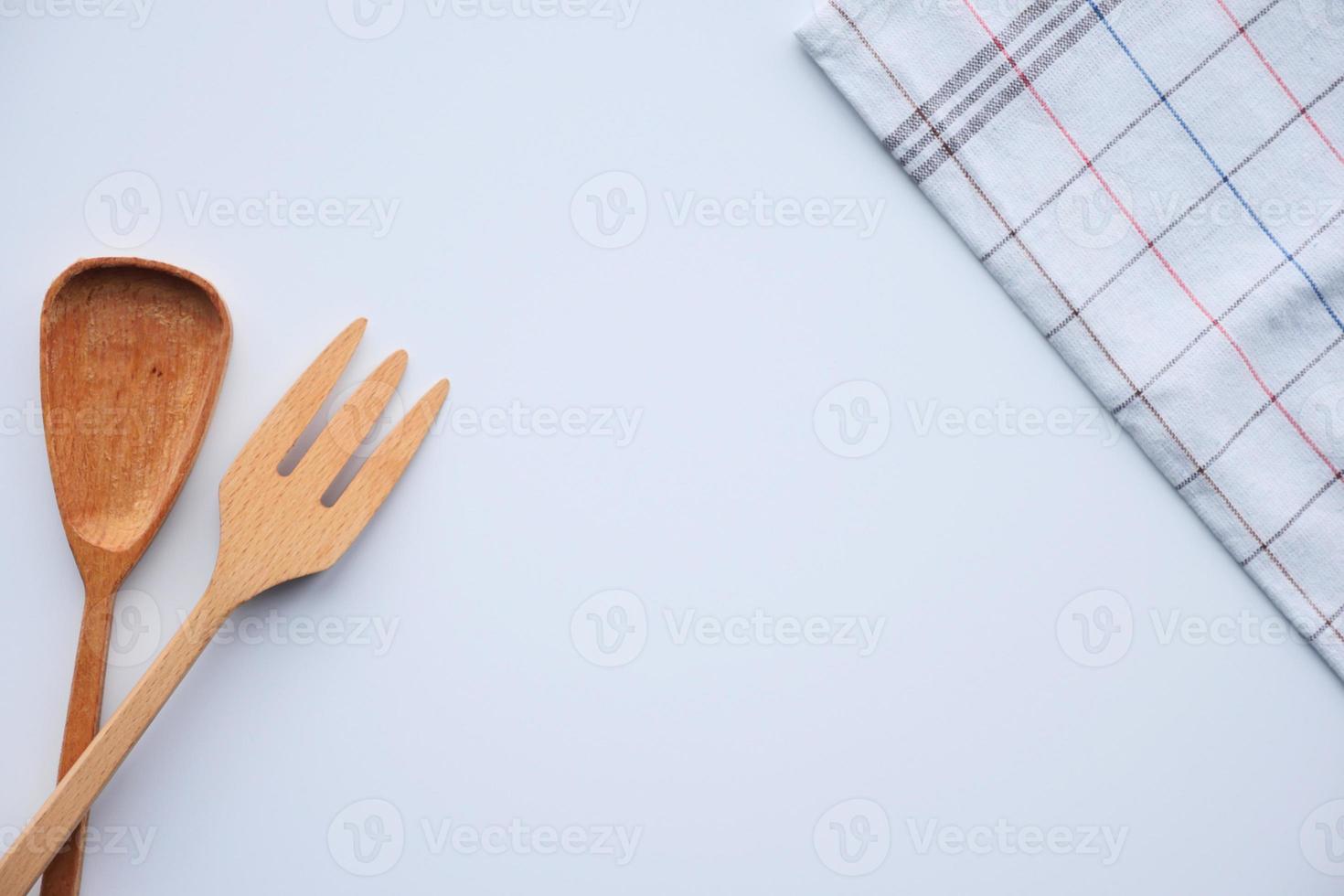 houten bestek vork en lepel met tafel kleding Aan wit achtergrond foto