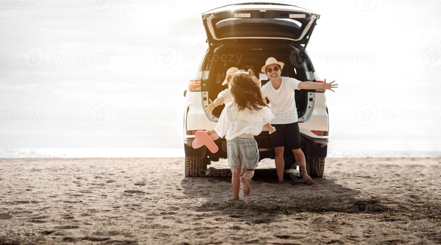 familie reizen auto weg reis concept. zomer vakantie in auto in de zonsondergang, pa, mam en dochter gelukkig op reis genieten en ontspanning samen het rijden in vakantie, mensen, levensstijl met vervoer foto