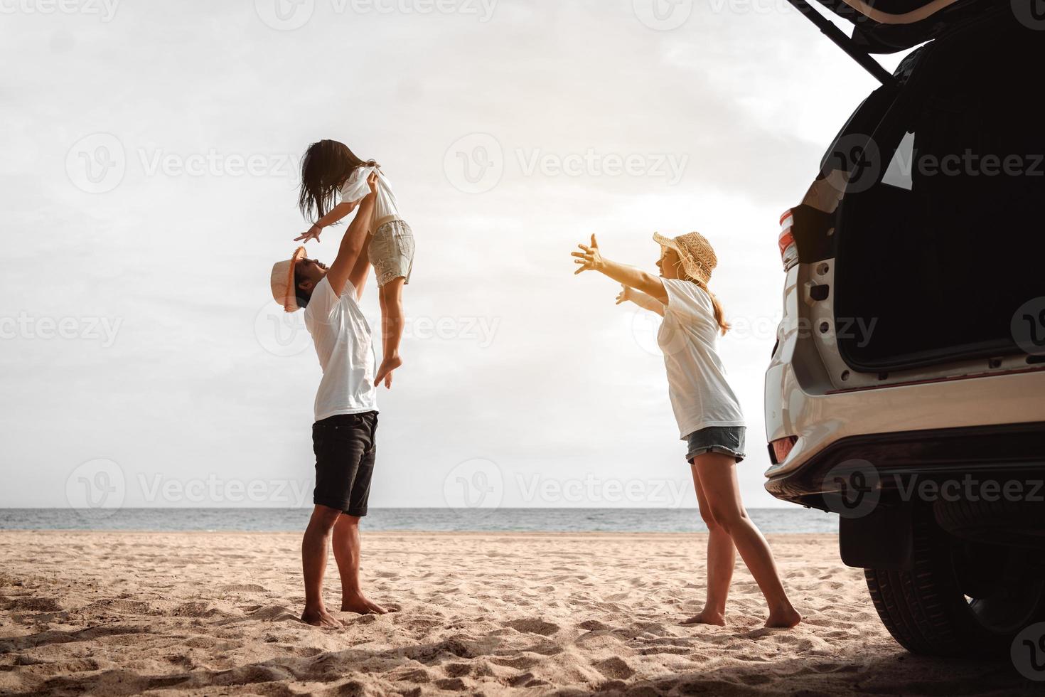 gelukkig familie met auto reizen weg reis. zomer vakantie in auto in de zonsondergang, pa, mam en dochter gelukkig op reis genieten samen het rijden in vakantie, mensen levensstijl rijden door auto. foto