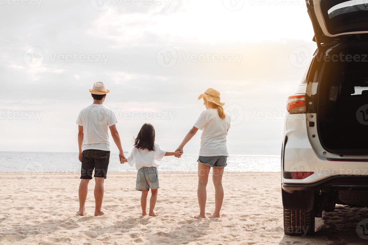 familie reizen auto weg reis concept. zomer vakantie in auto in de zonsondergang, pa, mam en dochter gelukkig op reis genieten en ontspanning samen het rijden in vakantie, mensen, levensstijl met vervoer foto