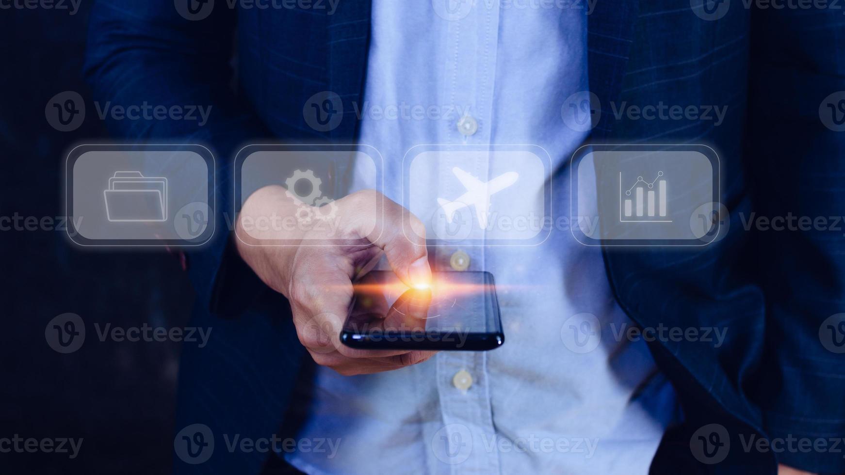 zakenman aanraken smartphone naar selecteer vlucht door drukken tintje scherm vliegtuig knoop, zaken vliegtuig vervoer concept foto