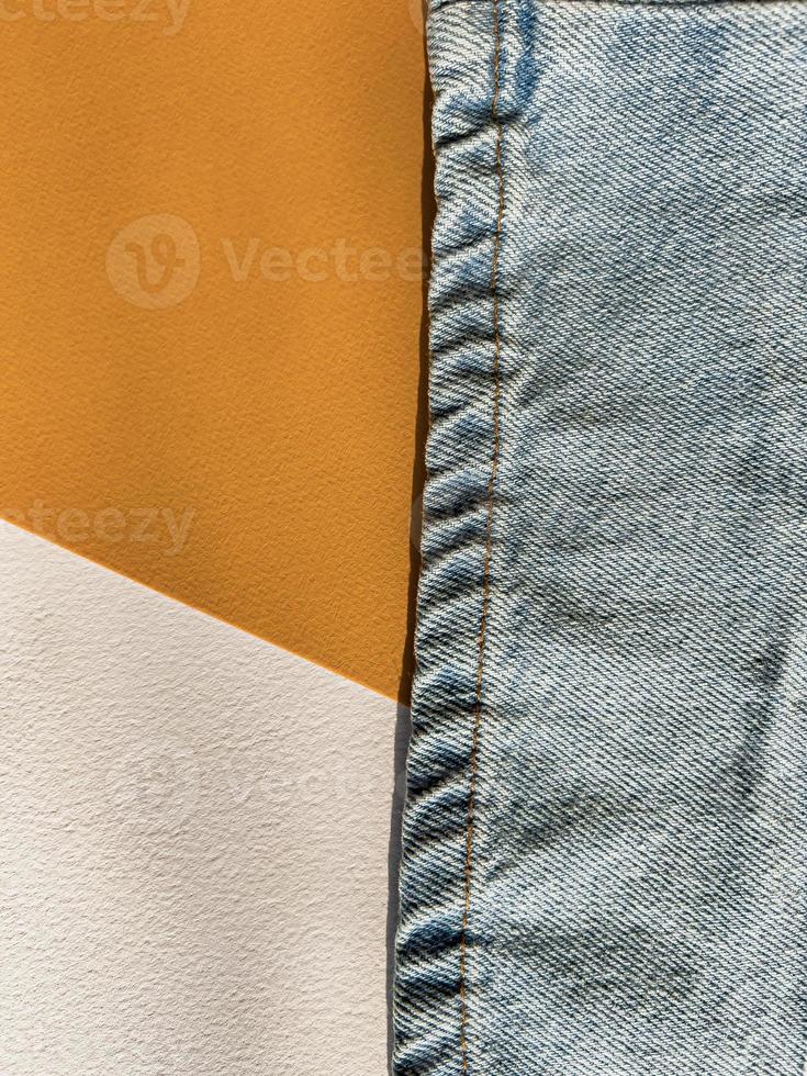 blauw jeans Aan de wit en oranje achtergrond foto