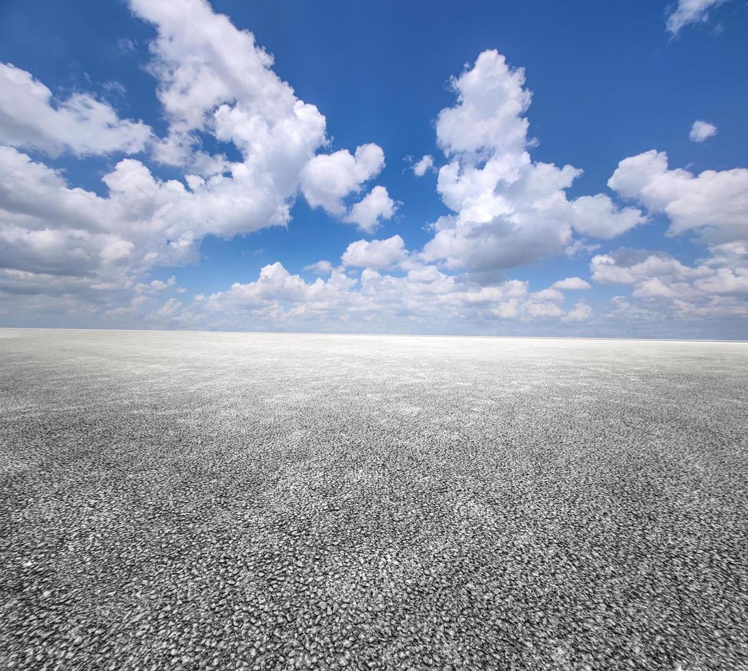asfalt weg en blauw lucht met wit wolken. foto