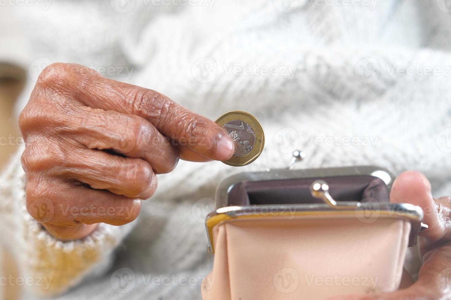 Samuel Vervoer Kritisch oude vrouw munten aanbrengend munt portemonnee 2161613 stockfoto bij  Vecteezy