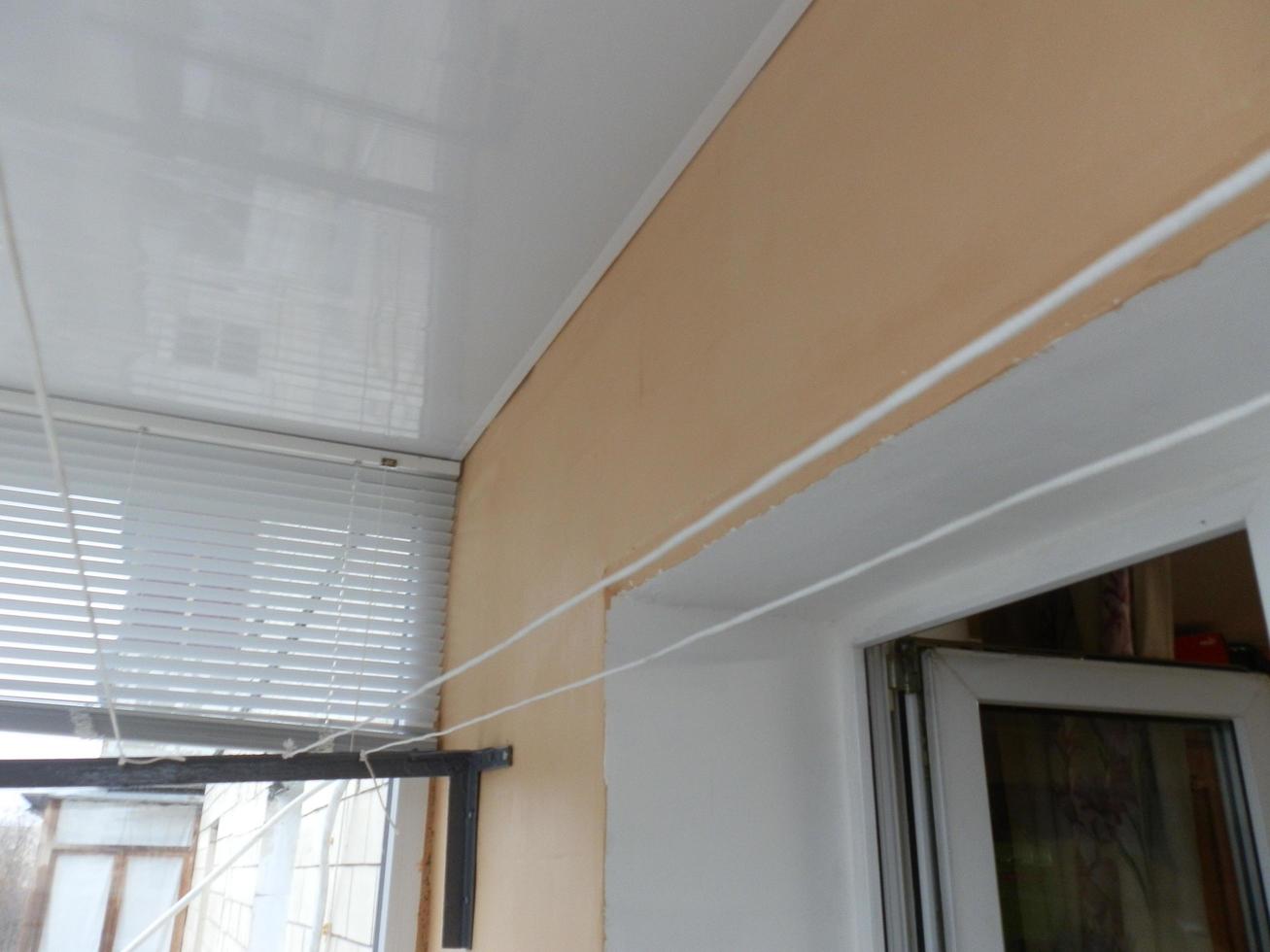 gerenoveerd en afgewerkt balkon met nieuw gebouw materialen foto