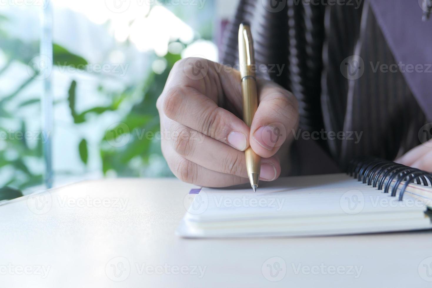 vrouw die in een dagboek schrijft foto