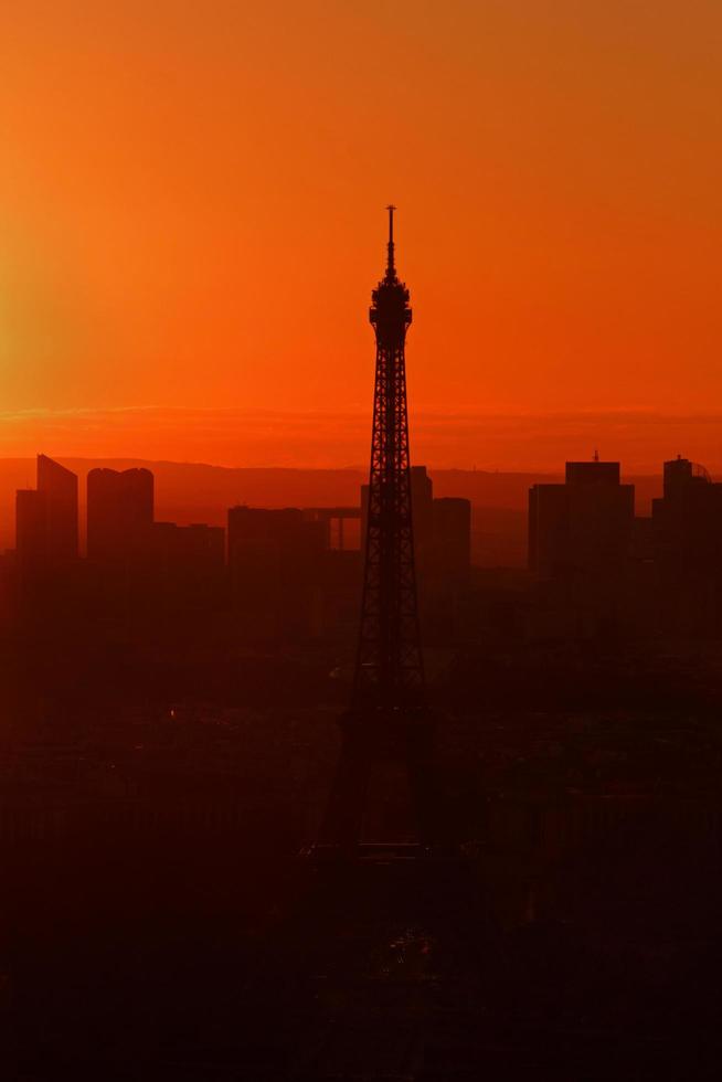 visie Aan eiffel toren in Parijs Bij zonsondergang foto