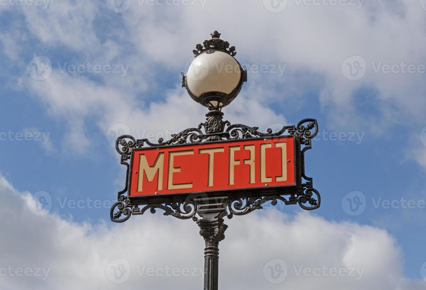 metro teken in Parijs tegen blauw lucht met wolken foto