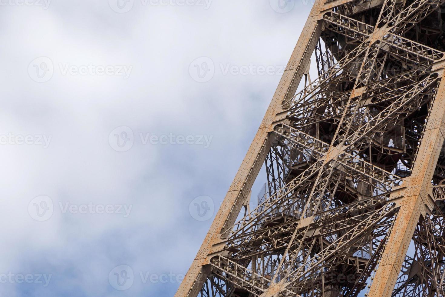 detail van eiffel toren tegen bewolkt lucht foto