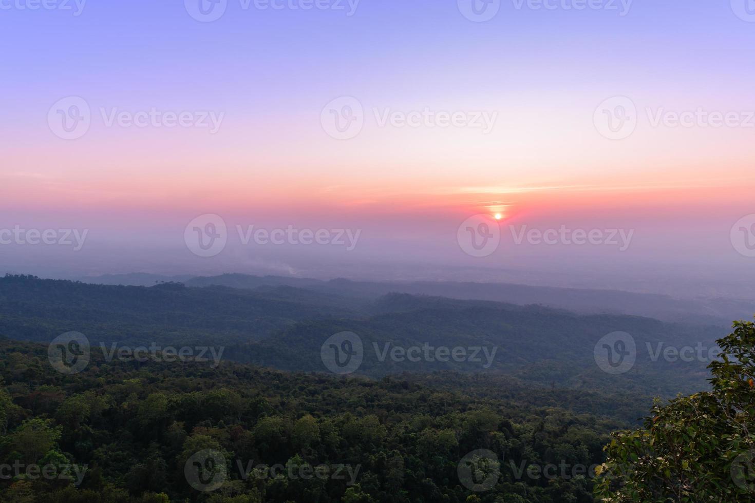 zonsondergang Bij phu hin rong kla nationaal park foto