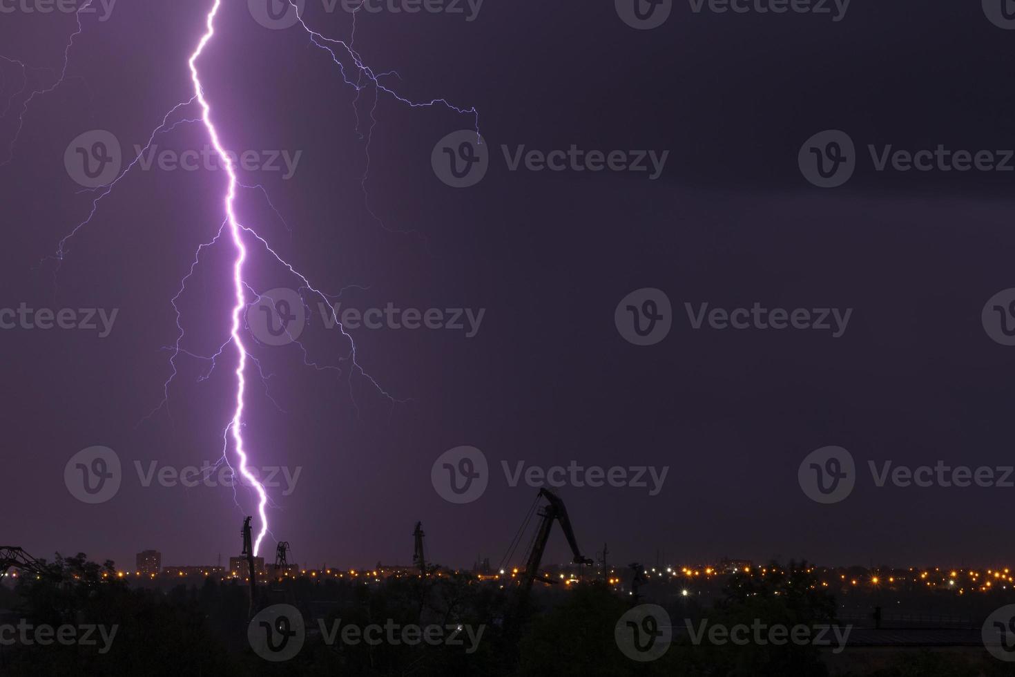 landschap met bliksem opvallend een gebouw foto