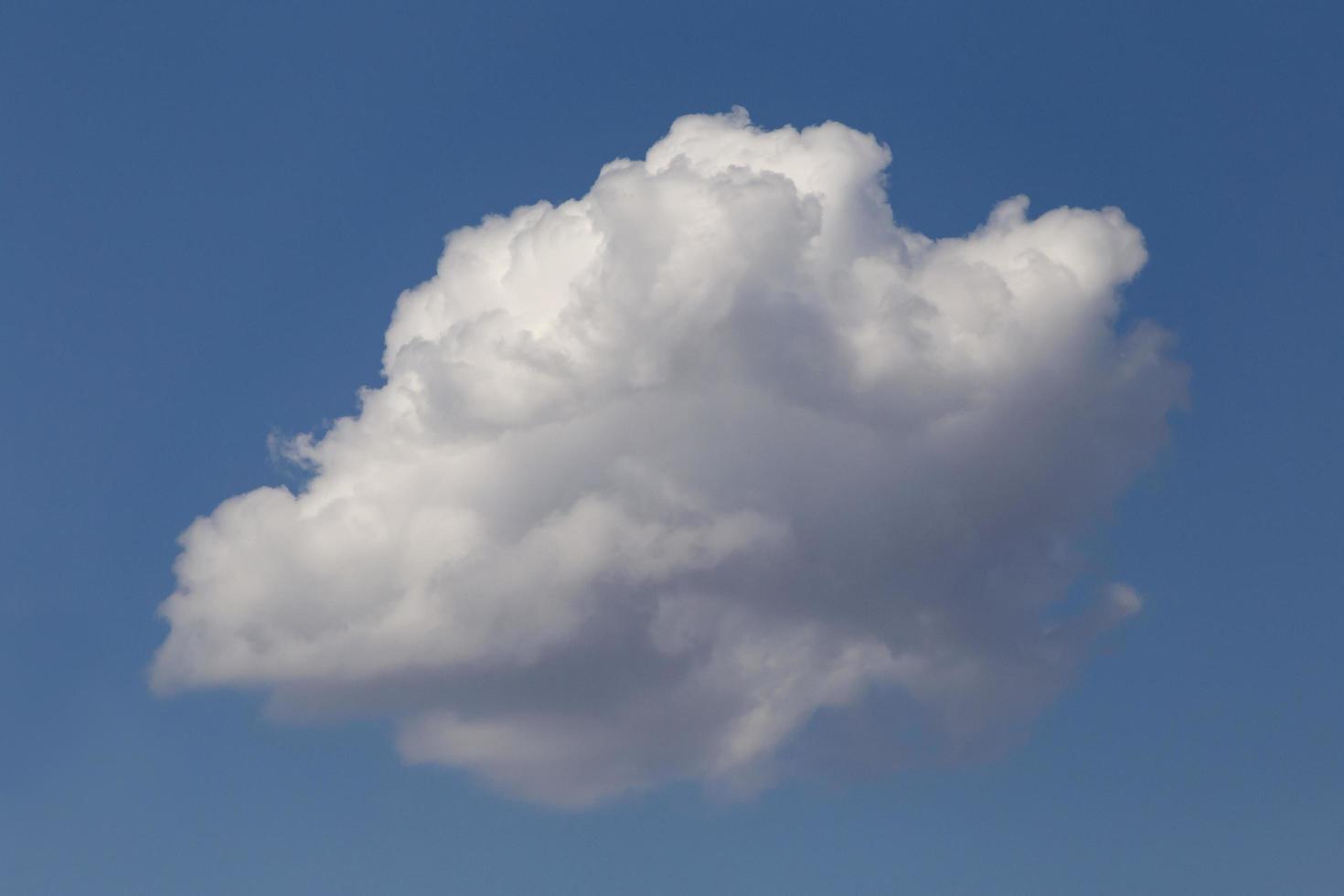 wit pluizig wolk in een blauw lucht foto