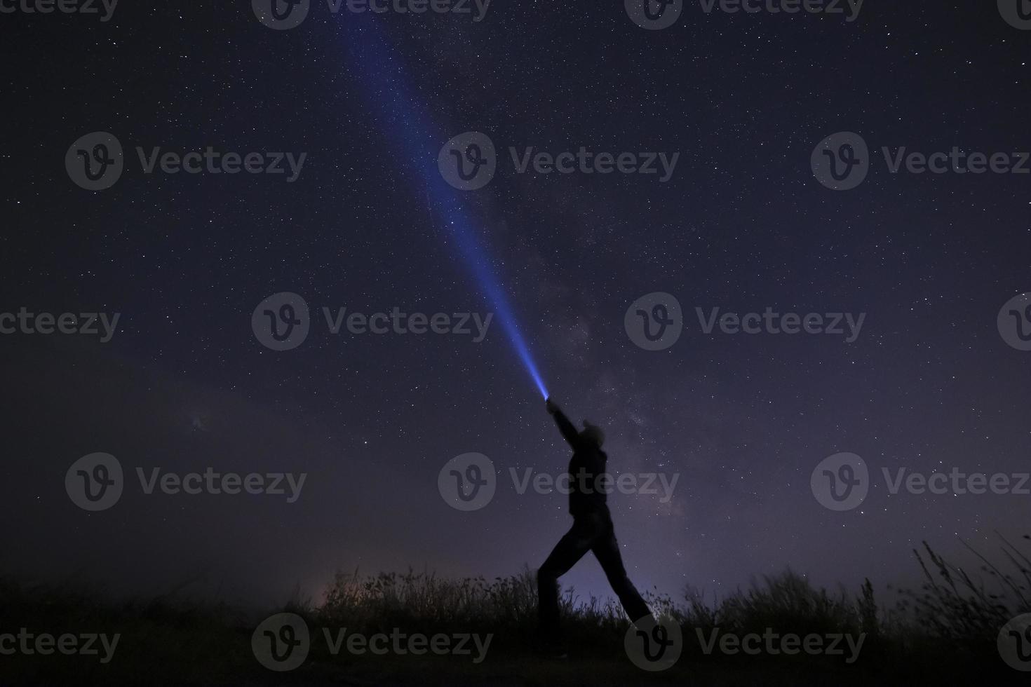 Mens met lantaarn tegen nacht lucht foto