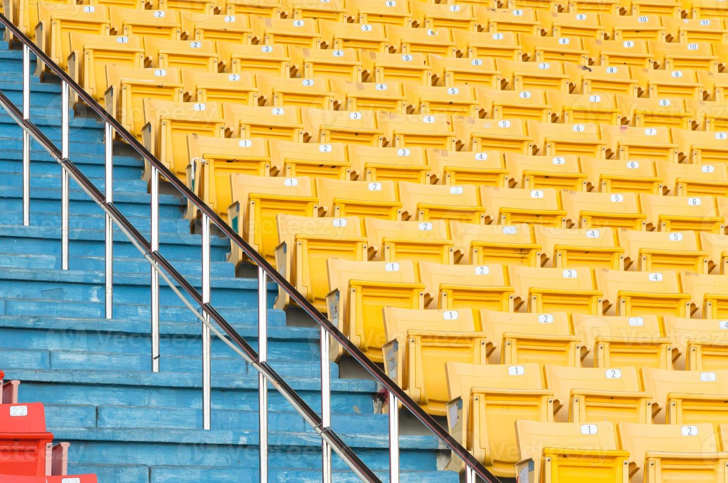 leeg geel stoelen Bij stadion, rijen van stoel Aan een voetbal stadion, selecteer focus foto