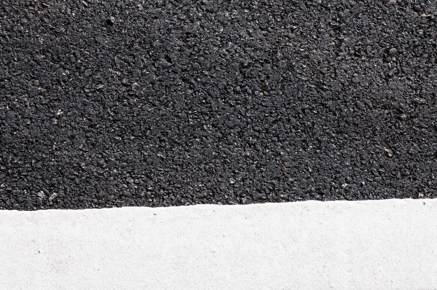 wit lijn Aan nieuw asfalt detail, straat met wit lijn structuur foto