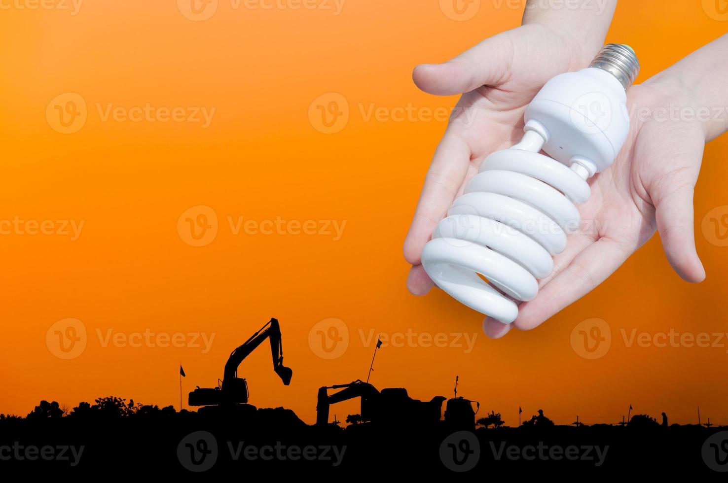 energie besparing concept, vrouw hand- Holding licht lamp Aan industrie landschap achtergrond, ideeën licht lamp in de hand- foto