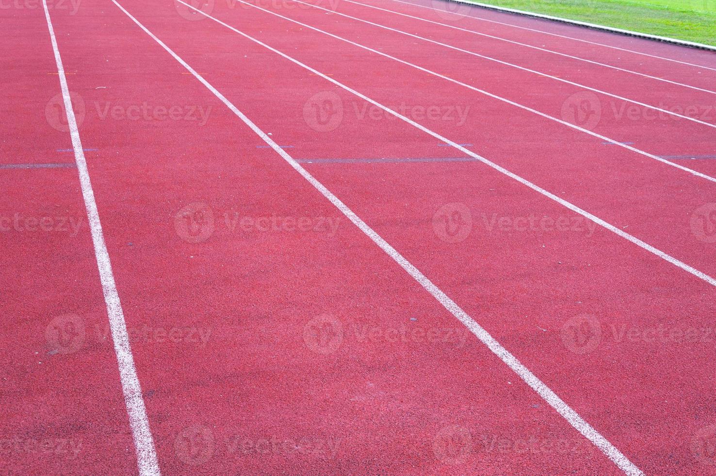 rennen bijhouden en groen gras, direkt atletiek rennen bijhouden Bij sport stadion foto