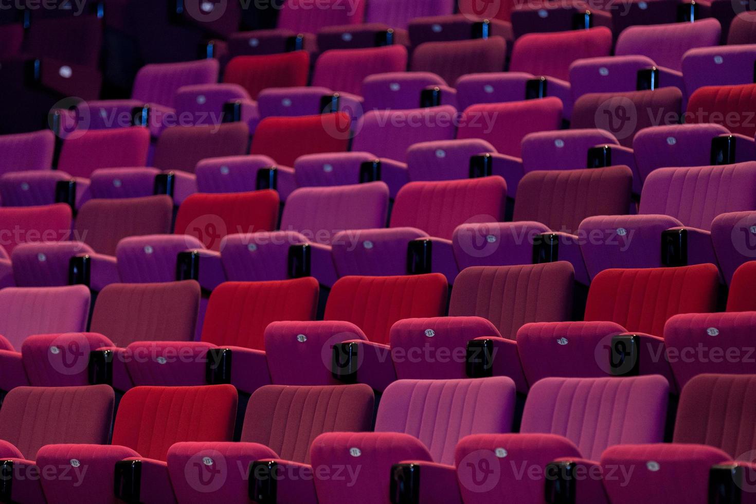 leeg stoelen in een stadium theater foto