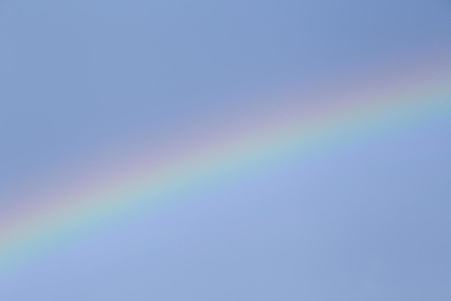 visie Aan regenboog in een blauw lucht foto