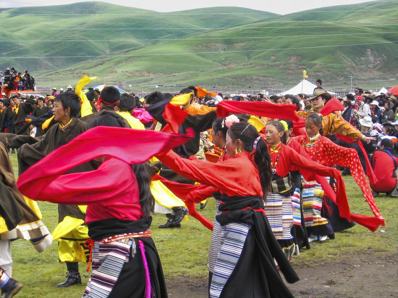 Tibet , Cina, 22-03-2023 - mensen dans Bij een Tibetaans volk feest., reizen reportage foto