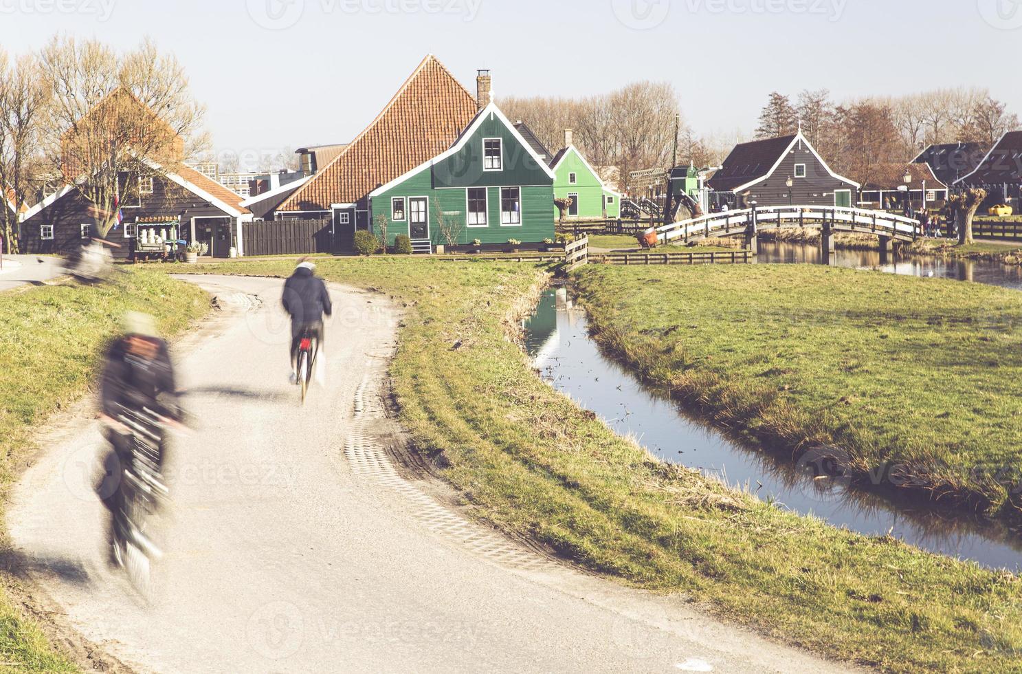 Bewoners en bezoekers rijden Verleden een oud Amsterdam molen in de zaanse schans buurt foto