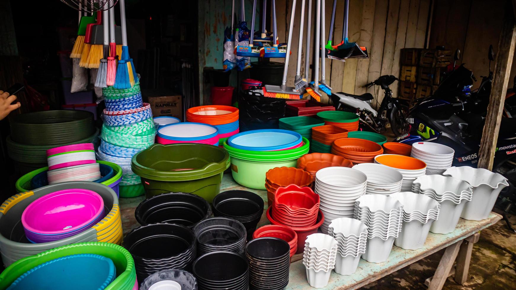 minahasa, Indonesië januari 2023, huishouden goederen winkel Bij de tondaan traditioneel markt foto