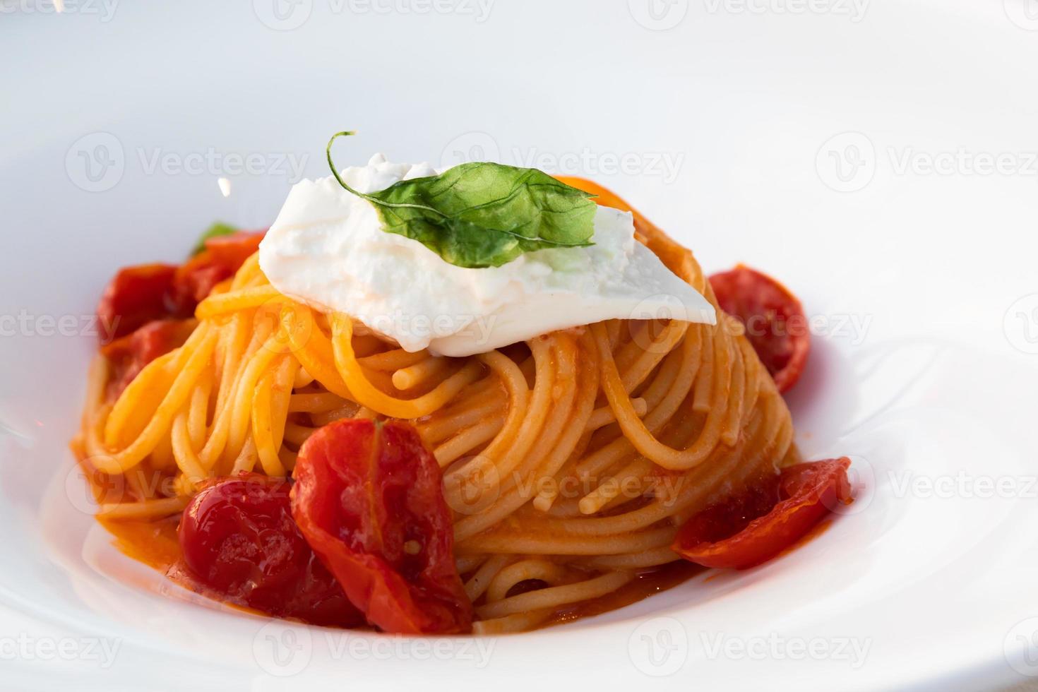 Italiaans pasta - spaghetti met stracciatella kaas detailopname, middellandse Zee eetpatroon. foto