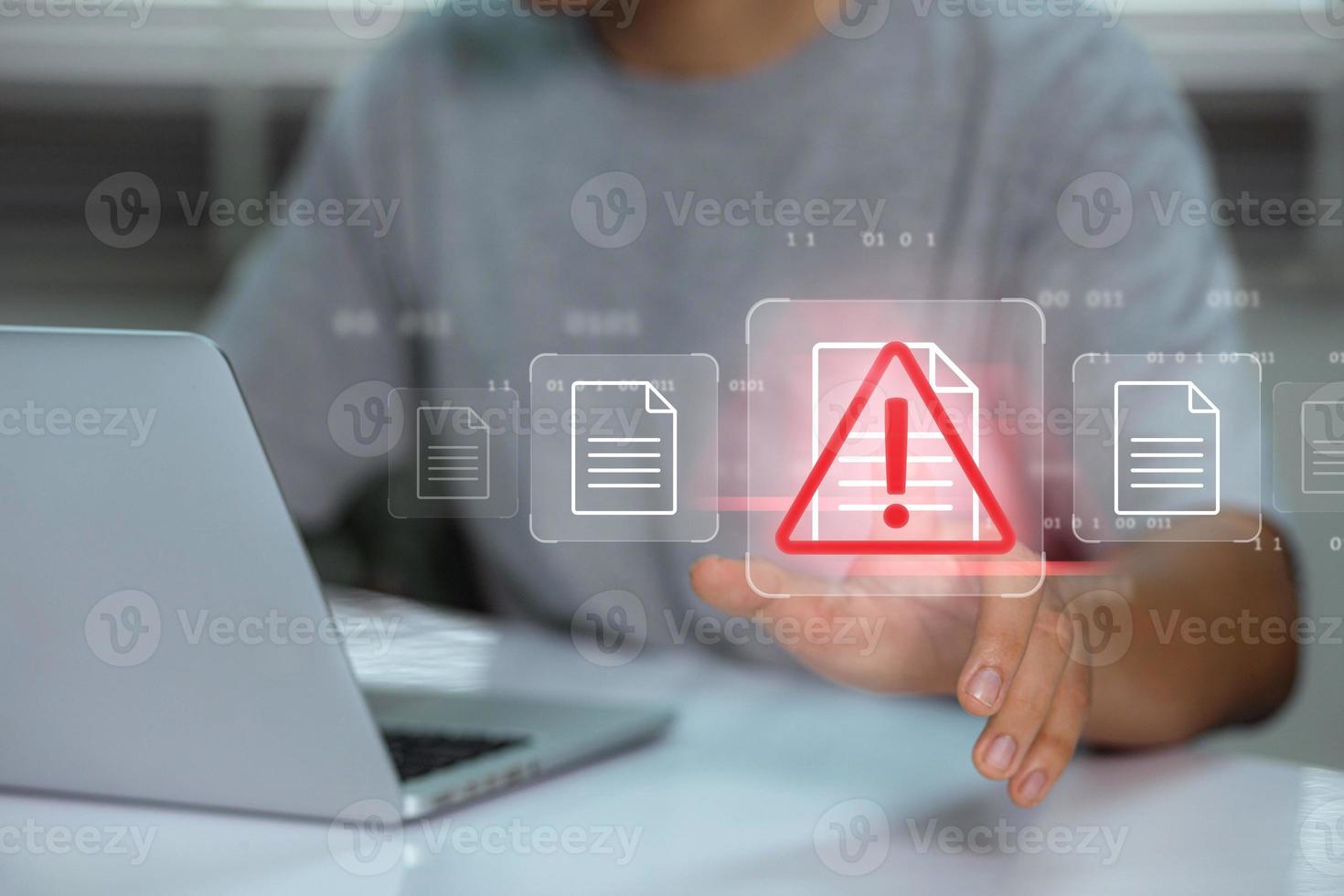 zakenman gebruik makend van laptop met gegevens informatie privacy en document beheer hacken en spam waarschuwing symbool. cyber aanval netwerk, virus, spyware, cyber veiligheid en cybercriminaliteit. foto