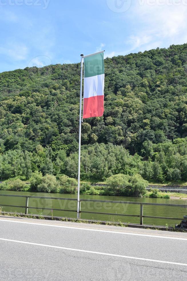 Italiaans vlag Bij een rivier- foto