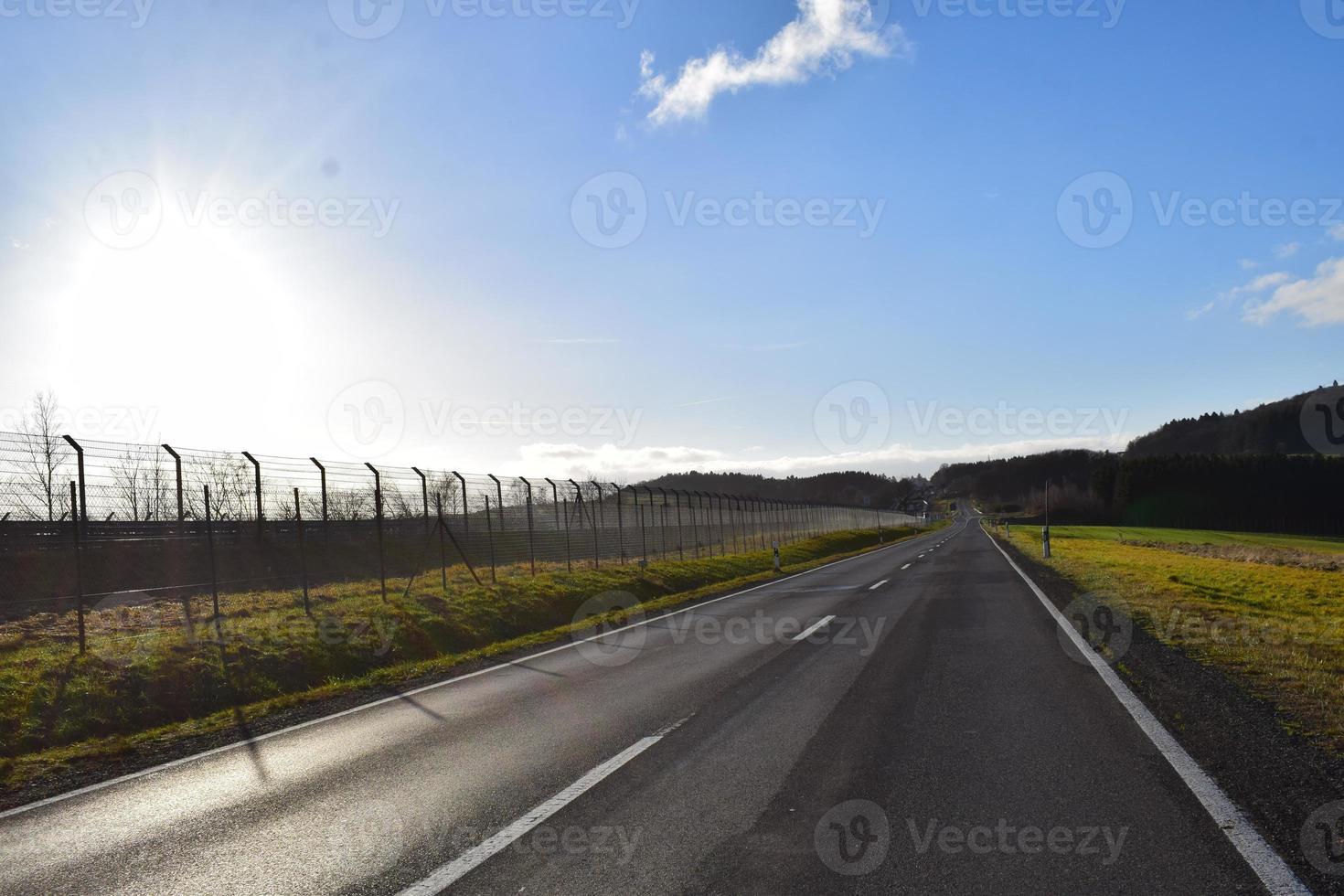 weg naar nurburg, alleen maar gescheiden door een hek van de ras bijhouden foto